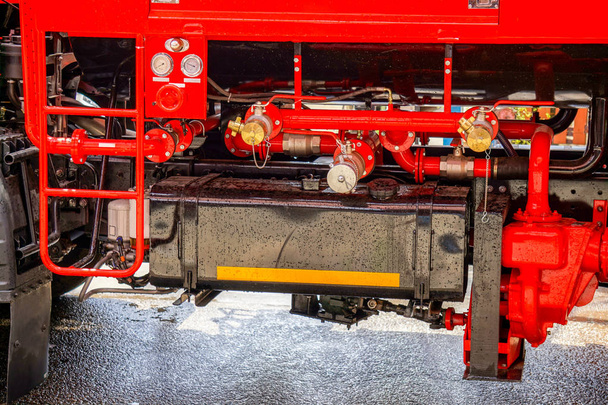 Водяной клапан для подключения к пожарному гидранту и шланги для тушения в пожарной машине
. - Фото, изображение