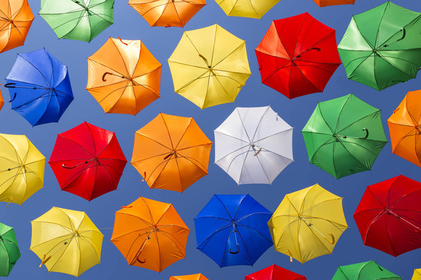 Guarda-chuvas coloridos voando contra um céu azul
 - Foto, Imagem
