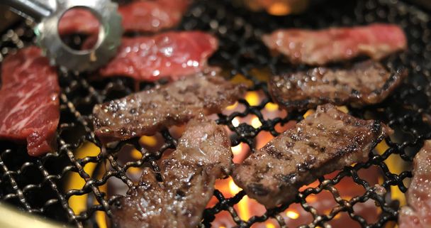 Nahaufnahme von Rindfleisch in japanischem Grillrestaurant - Foto, Bild