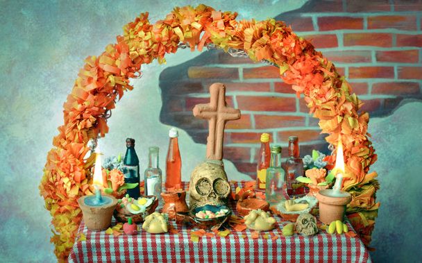 Dia mexicano tradicional do altar morto com panela de muerto e velas
 - Foto, Imagem