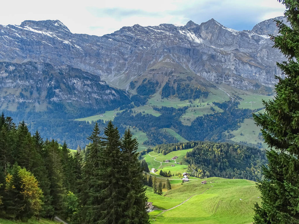 Πεζοπορία στο βουνό σε Brunni στο Engelberg στις Ελβετικές Άλπεις το καλοκαίρι - Φωτογραφία, εικόνα