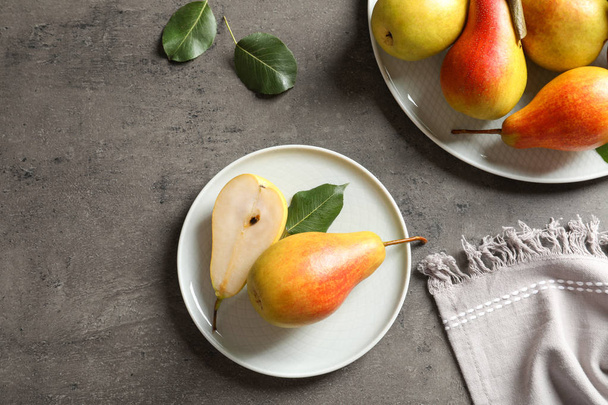 Flat lay composition with ripe pears on grey background - Foto, immagini