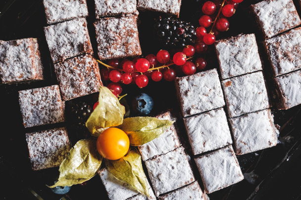 шматочки торта та фрукти, прикрашені десертним шведським столом
 - Фото, зображення