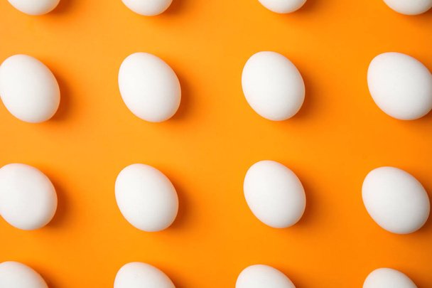 Raw chicken eggs on color background, top view - Foto, Bild