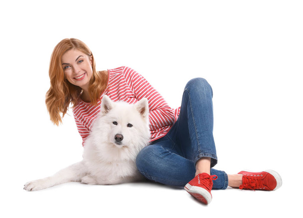 Gyönyörű nő vele aranyos kutya, fehér háttér - Fotó, kép