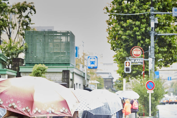 Токіо, 21 Вер 2018 року, люди холдингу парасолька перетину у дощовий день. Дощ у постраждалих від потужний - Фото, зображення