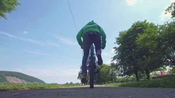 Το βίντεο shootage του αγοριού οδηγώντας ένα ποδήλατο από το πίσω μέρος. - Πλάνα, βίντεο