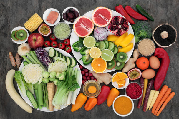 Здоров'я їжі для фітнес-концепції зі свіжим лососем, фруктами, овочами, молочними продуктами, додатковими порошками, травами та спеціями. Суперпродукти з високим вмістом білків, антиоксидантів, антоціанів, вітамінів та харчових волокон
. - Фото, зображення