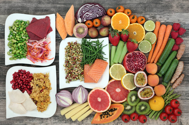 Dieet gezondheid food concept met een groot scala aan groenten, fruit, vlees, vis, graan salade en kruid met levensmiddelen met een hoog in eiwitten, antioxidanten, voedingsvezels, anthocaynins en vitaminen. Bovenaanzicht. - Foto, afbeelding