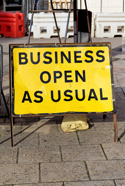 Negocio abierto como de costumbre signo en la calle del Reino Unido que muestra el concepto de recuperación económica
 - Foto, imagen