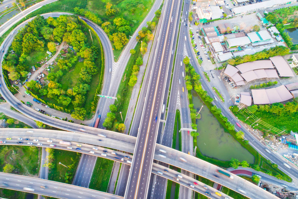 Közlekedési csomópont a forgalmas úttól a jármű mozgását a légi felvétel a dron - Fotó, kép
