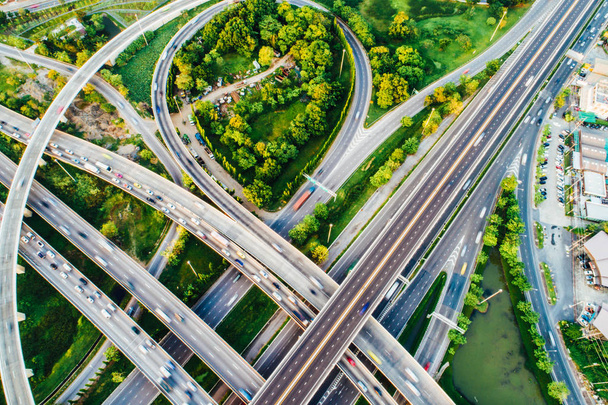Verkeersknooppunt verkeersweg met zicht op de voertuigbeweging vanuit de lucht door drone - Foto, afbeelding