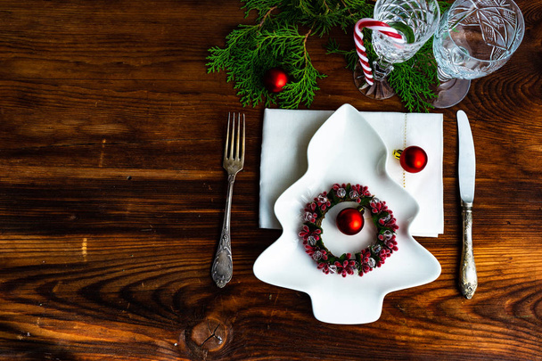 Świąteczny stół ustawienie na świąteczny obiad na vintage drewniany stół z miejsca kopii - Zdjęcie, obraz
