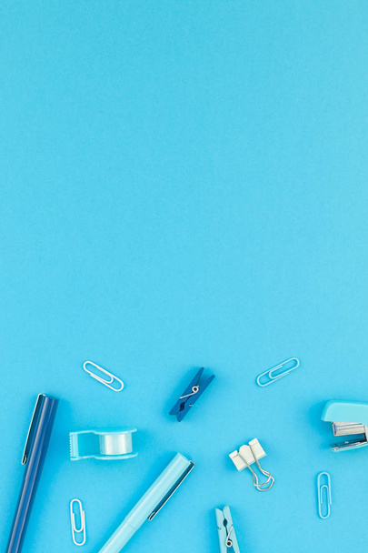 Вид сверху плоский стол в стиле дизайнерской школы и канцелярских принадлежностей с бирюзово-синим цветом бумаги на фоне минимального стиля. Шаблон для женского блога
 - Фото, изображение