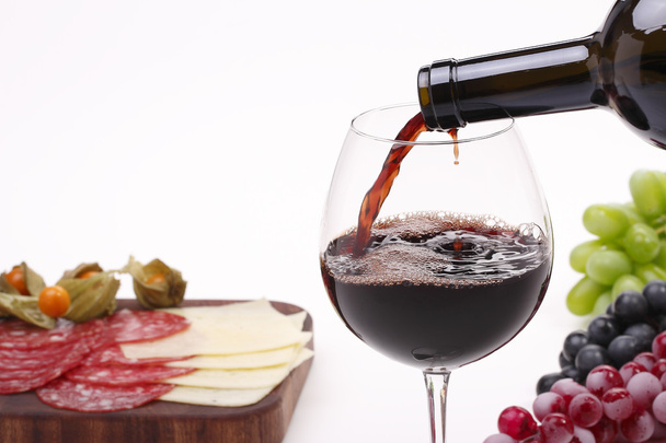 Pour the wine into a glass - Foto, imagen