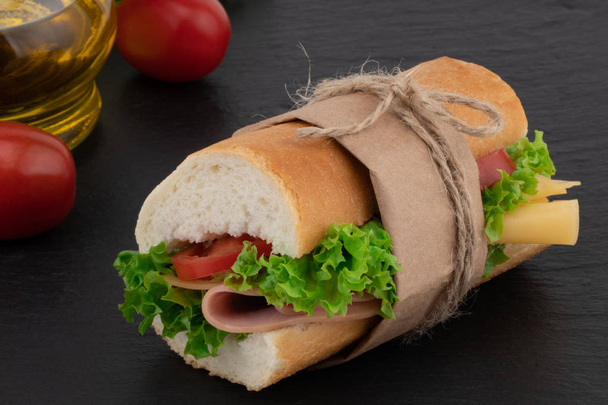 sandwich met met ham, kaas, tomaten, sla op over steen. - Foto, afbeelding