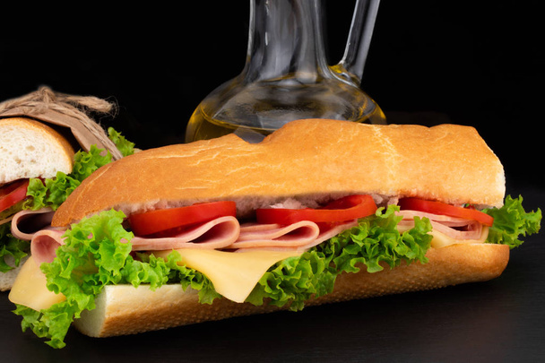 ハム、チーズ、トマト、レタスの石の上でサンドイッチ。コピー スペース平面図. - 写真・画像
