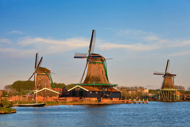 夕暮れ時にオランダのザーンセ・スカンスの風車。ザア - 写真・画像