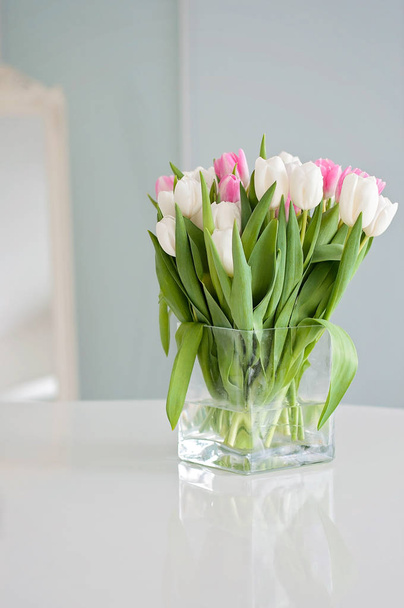 Des tulipes blanches et roses sur une table blanche ont été utilisées comme fond de décoration de printemps
 - Photo, image