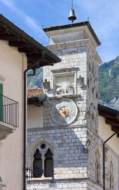 Eckturm des historischen Rathauses auf dem Hauptplatz von venzone, Italien - Foto, Bild