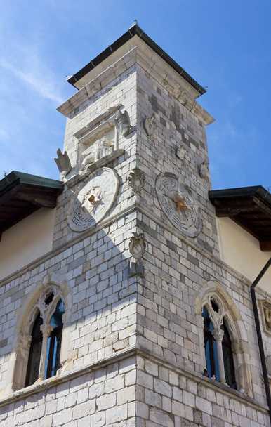 Torre de canto da histórica prefeitura de Venzone, Itália
 - Foto, Imagem