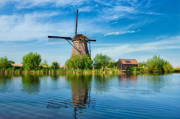 Větrné mlýny v Kinderdijku v Holandsku. Nizozemsko - Fotografie, Obrázek