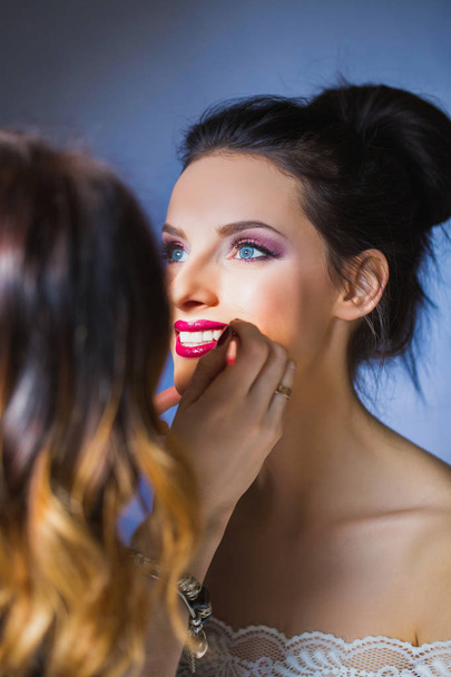 makeup artist doing makeup for beautiful woman - Φωτογραφία, εικόνα