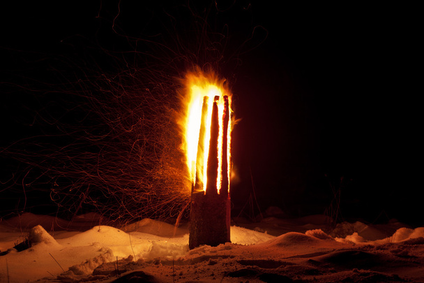 Yule log branden ritueel - Foto, afbeelding