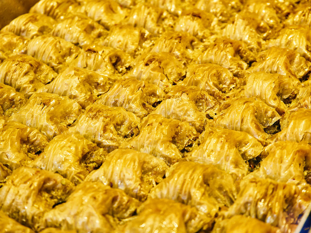 Баклава, традиционный арабский десерт, приготовленный из слоев фило, очень тонкого теста и начинки орехами
. - Фото, изображение