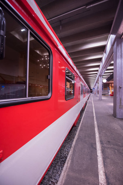 perspektivní pohled na prázdné metro stanice s moderní vlak - Fotografie, Obrázek