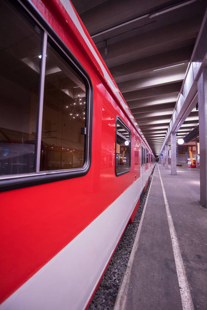 vue en perspective de la station de métro vide avec train moderne
 - Photo, image