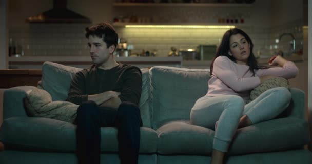 Pareja infeliz en el sofá se sientan separados e ignoran el uno al otro después del desacuerdo
 - Metraje, vídeo