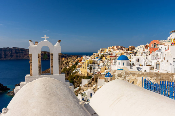 Santorini, Greece. Picturesque view of traditional Cycladic Oia Santorini houses on the cliff - Foto, immagini