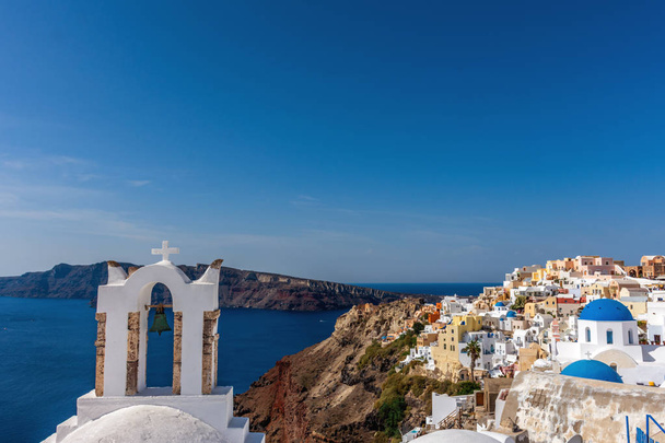 Santorini, Greece. Picturesque view of traditional Cycladic Oia Santorini houses on the cliff - Foto, immagini