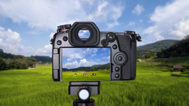 Digitális kamera állvány a elmaszatol a háttérben a táj zöld Rizsföld / rizs mező fram kék ég és fehér felhő délután táj, Chiangmai, Thaiföld - Fotó, kép