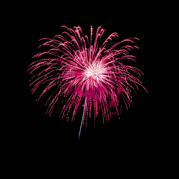 Фейерверки загораются на черном фоне для празднования
 - Фото, изображение