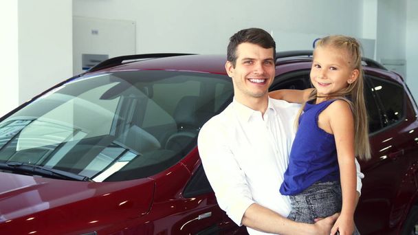 Папа и дочь стоят на заднем плане машины.
 - Фото, изображение