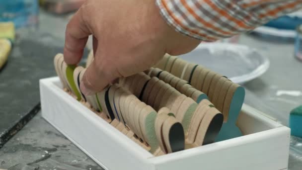 Ręce palcami jar i buteleczek z farbą, wybierając odpowiedni kolor w wazonach - Materiał filmowy, wideo