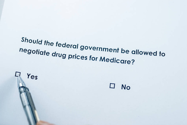 Le gouvernement fédéral devrait-il être autorisé à négocier le prix des médicaments pour l'assurance-maladie ? Oui.
 - Photo, image