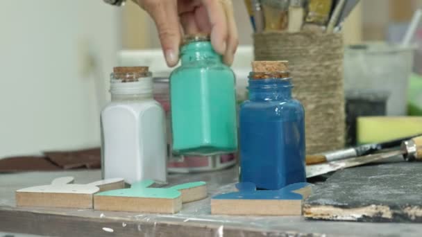 Manos de digitar el frasco y botellas de pintura, recogiendo el color correcto en los jarrones
 - Metraje, vídeo