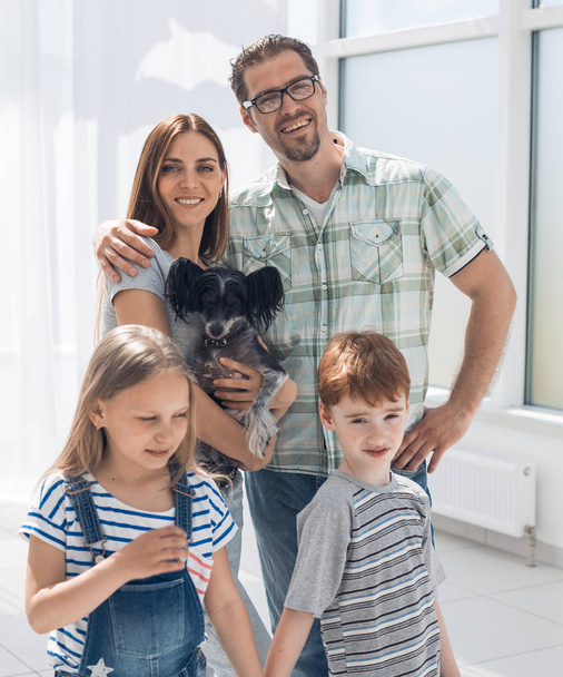 gelukkige familie op de achtergrond van een heldere woonkamer - Foto, afbeelding
