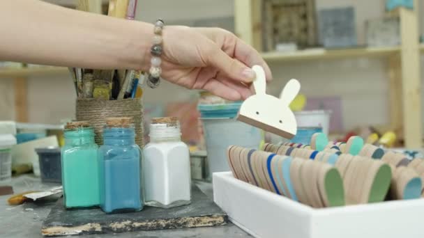 Hände, die das Glas und die Farbflaschen befingern, die richtige Farbe in den Vasen pflücken - Filmmaterial, Video