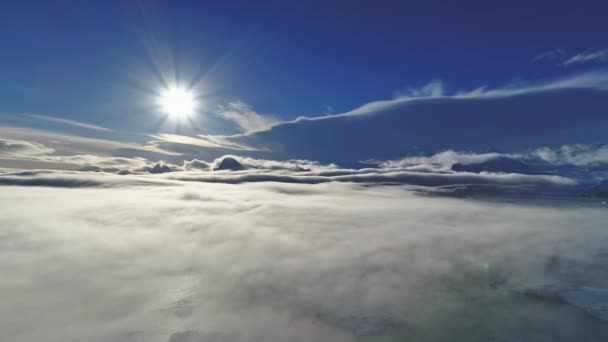 Polarsonne über oberflächlichem Nebel. antarktische Luftaufnahme - Filmmaterial, Video