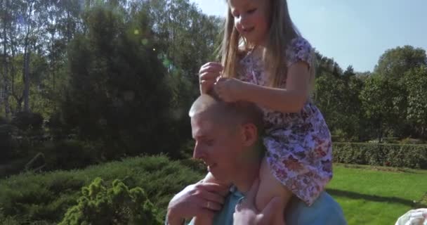 Dad with a child on his shoulders - Imágenes, Vídeo