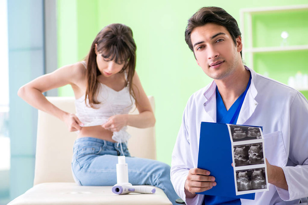Zwangere vrouw op bezoek radioloog voor echografie - Foto, afbeelding