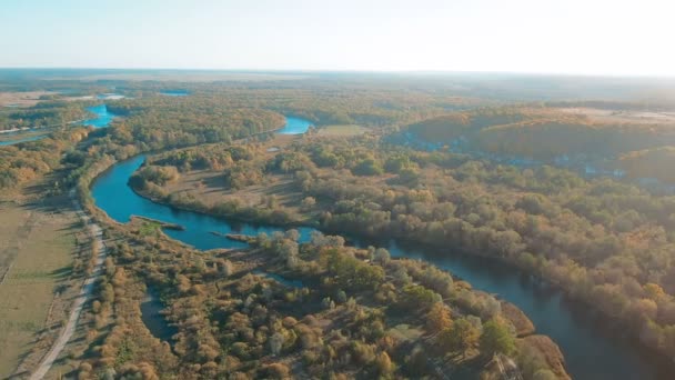 filmische Luftaufnahme, Flug über einen schönen mäandernden Fluss, Panoramablick aus großer Höhe - Filmmaterial, Video