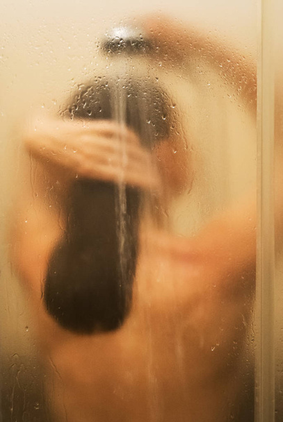 Femme se lavant la tête sous la douche
. - Photo, image
