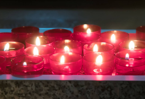 Brandende kaarsen op het altaar in de kerk. - Foto, afbeelding