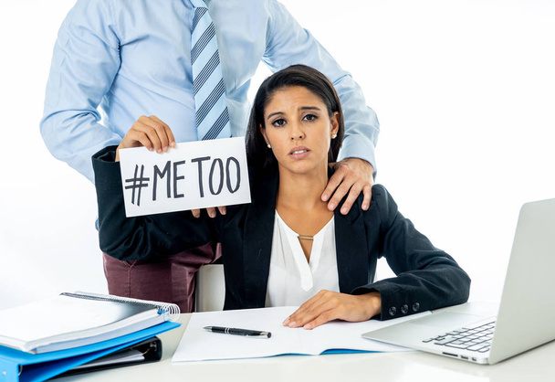 Ich auch Belästigungskampagne. junge Geschäftsfrau, die von ihrem Chef im Büro sexuell belästigt wird, hält einen Zettel mit dem Text mich auch, um sexuellen Missbrauch zu stoppen Frauenrechtskonzept. - Foto, Bild