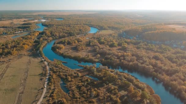 Vista aérea cinematográfica, voo sobre um belo rio sinuoso, vista panorâmica de uma grande altura
 - Filmagem, Vídeo
